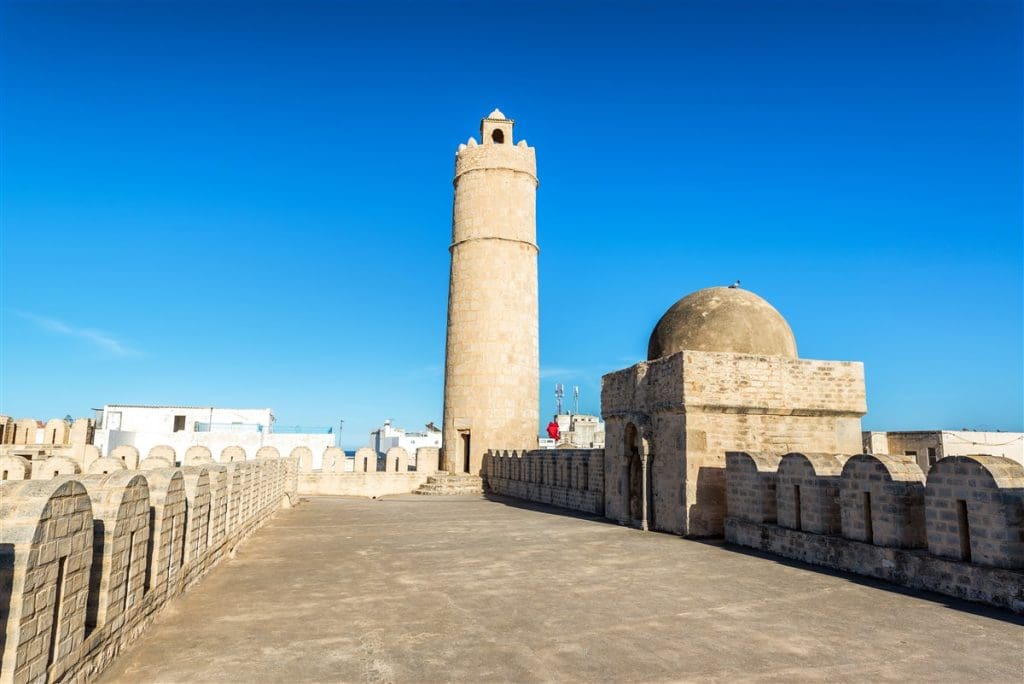 Explorer la Tunisie : Guide complet des transports en train, louage, taxi, bus et voiture